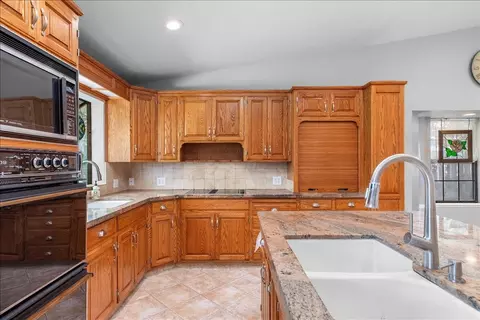 Kitchen - 2143 Locust Ct, Hughson, CA 95326 photo 6 of 8