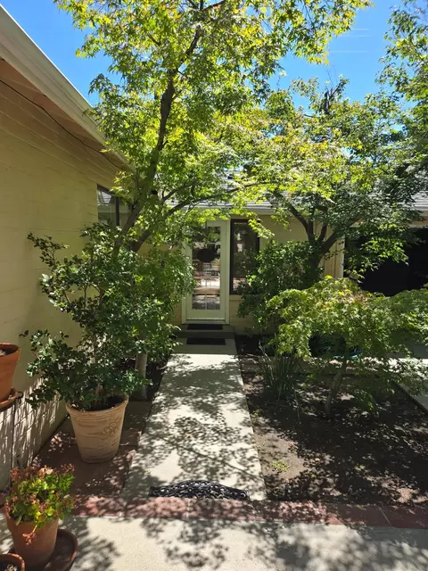 Exterior - 1020 Sycamore Ave, Modesto, CA 95350 photo 6 of 18
