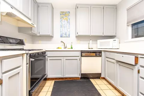 Kitchen - 2340 St Lawrence Ln, Modesto, CA 95356 photo 2 of 2