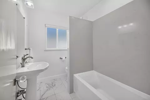 Bath - 902 Mills Ave, Modesto, CA 95350 photo 2 of 6