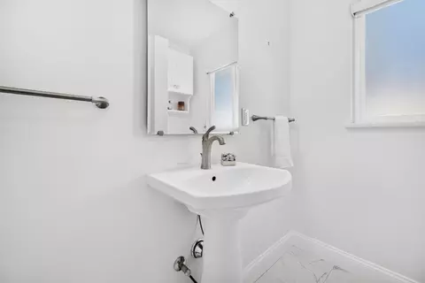 Bath - 902 Mills Ave, Modesto, CA 95350 photo 4 of 6