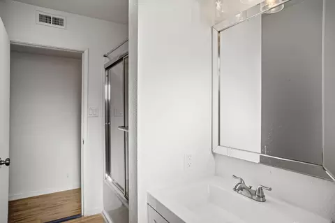 Bath - 15955 6th St, Lathrop, CA 95330 photo 2 of 3