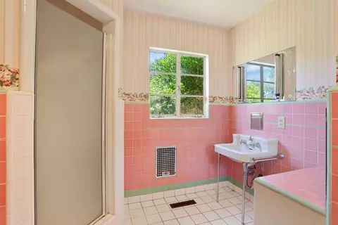 Bath - 4851 N Duncan Rd, Linden, CA 95236 photo 4 of 5