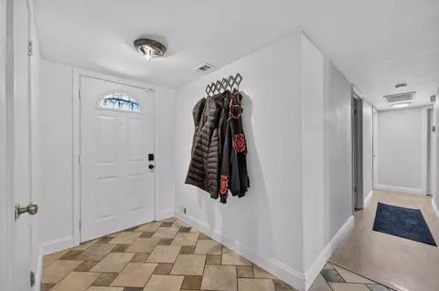 Entry Way - 5225 Columbine Way, Carmichael, CA 95608 photo 3 of 4