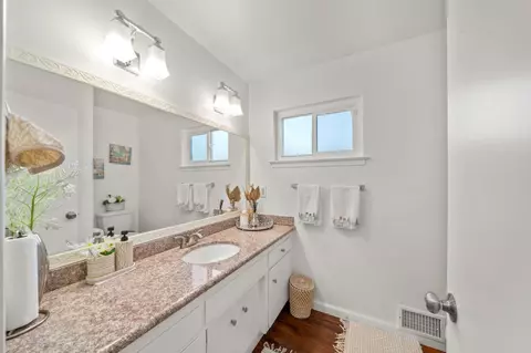 Bath - 6031 Rampart Dr, Carmichael, CA 95608 photo 3 of 7