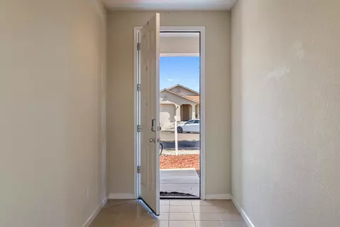 Entry Way - 586 Glendon Ct, Merced, CA 95348 photo 2 of 12