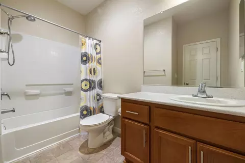 Bath - 586 Glendon Ct, Merced, CA 95348 photo 2 of 3