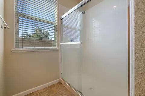 Bath - 586 Glendon Ct, Merced, CA 95348 photo 3 of 3