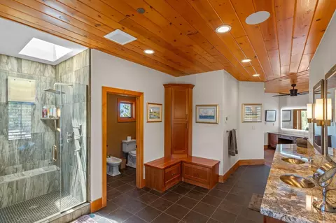 Bath - 768 Apple Blossom Dr, Murphys, CA 95247 photo 4 of 6