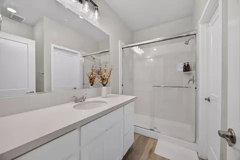 Bath - 1480 Westwind Way, Rocklin, CA 95765 photo 2 of 2