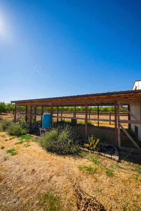 Exterior - 16464 Fox Rd, Lodi, CA 95240 photo 4 of 8