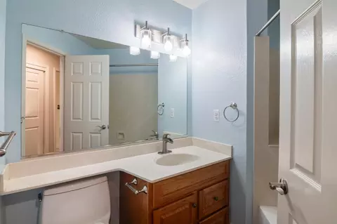 Bath - 462 Chablis Way, Manteca, CA 95337 photo 3 of 3