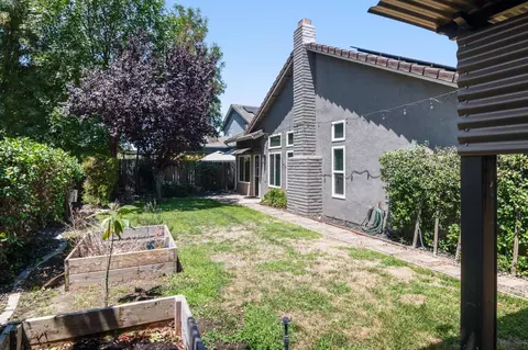 Exterior - 462 Chablis Way, Manteca, CA 95337 photo 5 of 10