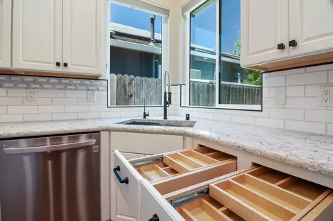 Kitchen - 462 Chablis Way, Manteca, CA 95337 photo 4 of 9