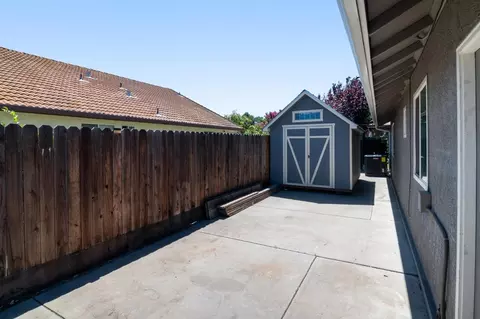Exterior - 462 Chablis Way, Manteca, CA 95337 photo 9 of 10