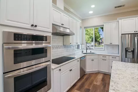 Kitchen - 462 Chablis Way, Manteca, CA 95337 photo 5 of 9
