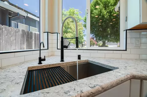 Kitchen - 462 Chablis Way, Manteca, CA 95337 photo 3 of 9