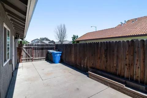 Exterior - 462 Chablis Way, Manteca, CA 95337 photo 8 of 10