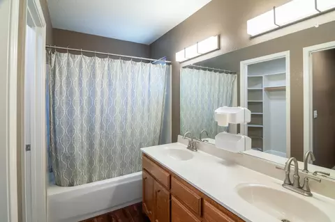 Bath - 462 Chablis Way, Manteca, CA 95337 photo 1 of 3