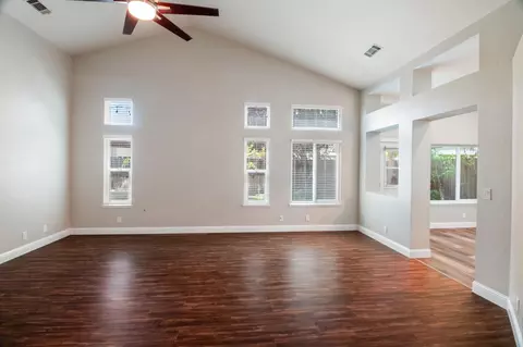 Living - 462 Chablis Way, Manteca, CA 95337 photo 2 of 4
