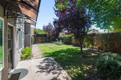 Exterior - 462 Chablis Way, Manteca, CA 95337 photo 4 of 10