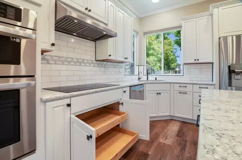 Kitchen - 462 Chablis Way, Manteca, CA 95337 photo 2 of 9
