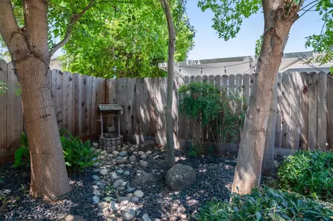 Exterior - 462 Chablis Way, Manteca, CA 95337 photo 7 of 10