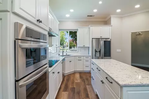 Kitchen - 462 Chablis Way, Manteca, CA 95337 photo 7 of 9
