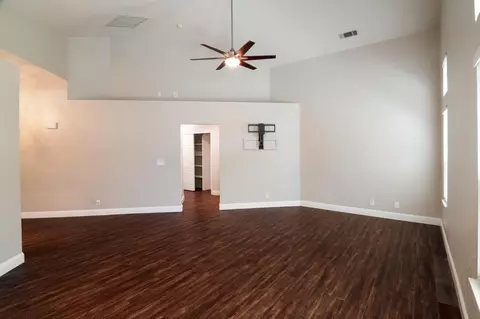 Living - 462 Chablis Way, Manteca, CA 95337 photo 3 of 4