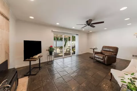 Living - 924 Alpine Ave, Manteca, CA 95336 photo 4 of 5