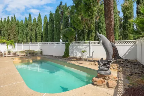 Exterior - 924 Alpine Ave, Manteca, CA 95336 photo 7 of 13