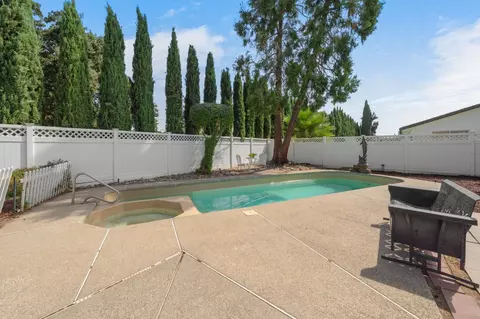 Exterior - 924 Alpine Ave, Manteca, CA 95336 photo 8 of 13
