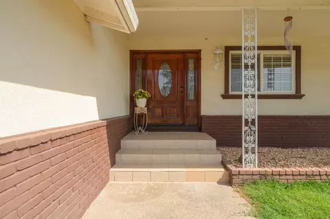 Entry Way - 924 Alpine Ave, Manteca, CA 95336 photo 1 of 3