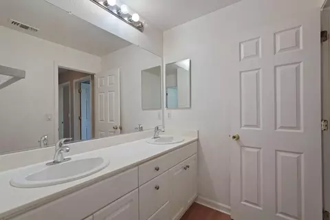 Bath - 1906 Calaveras Ct, Tracy, CA 95377 photo 3 of 3