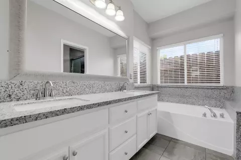 Bath - 3920 Mountain View Rd, Turlock, CA 95382 photo 3 of 4
