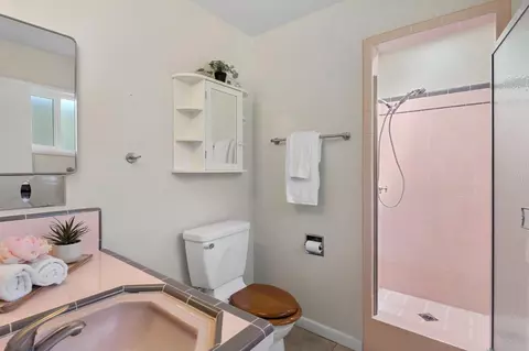 Bath - 1329 Fordham Ave, Modesto, CA 95350 photo 2 of 4
