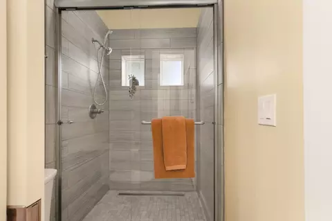 Bath - 27462 Oakside Dr, Davis, CA 95618 photo 4 of 9