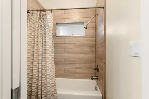 Bath - 27462 Oakside Dr, Davis, CA 95618 photo 6 of 9