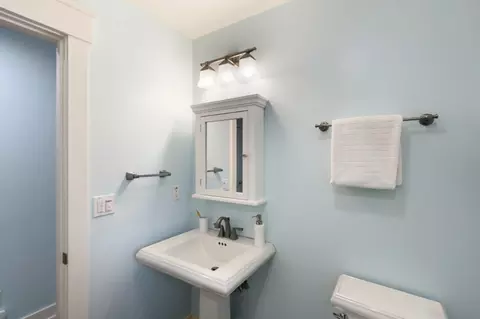 Bath - 27462 Oakside Dr, Davis, CA 95618 photo 8 of 9