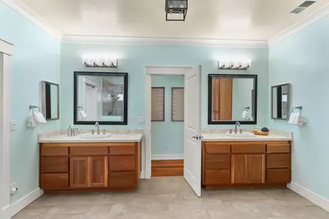 Bath - 27462 Oakside Dr, Davis, CA 95618 photo 1 of 9