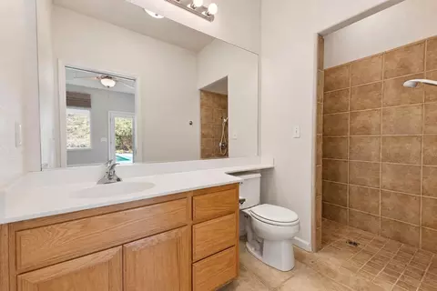 Bath - 1733 S Daniel Dr, Ripon, CA 95366 photo 8 of 10