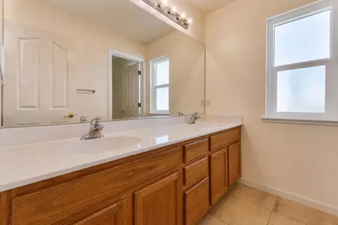 Bath - 1733 S Daniel Dr, Ripon, CA 95366 photo 2 of 10