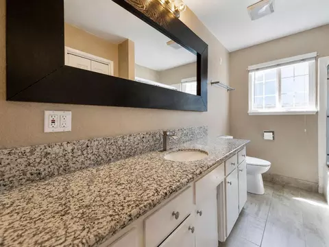 Bath - 3216 Coventry Way, Modesto, CA 95350 photo 2 of 6
