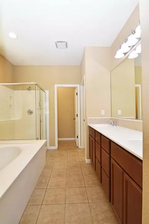 Bath - 2000 Thomas Taylor Dr, Hughson, CA 95326 photo 2 of 4