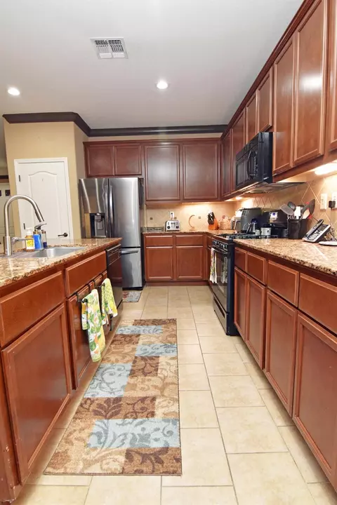 Kitchen - 2000 Thomas Taylor Dr, Hughson, CA 95326 photo 2 of 3