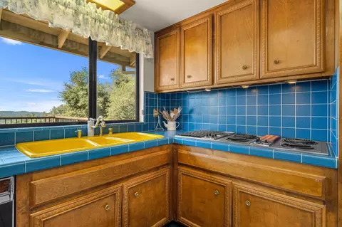 Kitchen - 1582 Barrett Dr, Placerville, CA 95667 photo 6 of 8