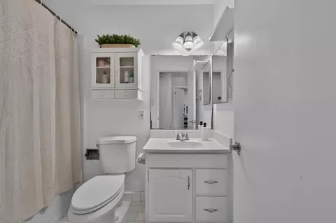 Bath - 6218 Coyle Ave, Carmichael, CA 95608 photo 2 of 4