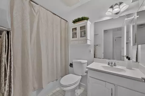 Bath - 6218 Coyle Ave, Carmichael, CA 95608 photo 3 of 4