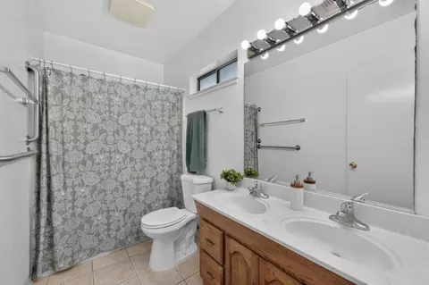 Bath - 6218 Coyle Ave, Carmichael, CA 95608 photo 1 of 4