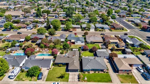 View/Area - 830 Windsor Dr, Lodi, CA 95240 photo 4 of 8
